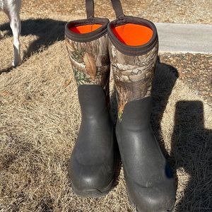 Muck boots Realtree Edge camo, neoprene lined.  Kids size 2.  Perfect, outgrown
